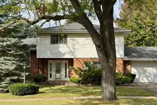 900 E Golfview Dr, Mount Prospect, IL 60056 - Photo 1