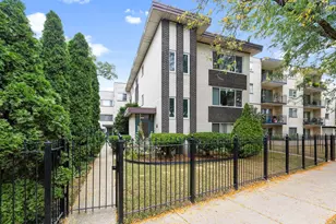 7070 N Ridge Blvd, Chicago, IL 60645 - Photo 1