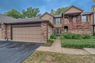 386 Sandhurst Cir, Glen Ellyn, IL 60137 - Photo 1