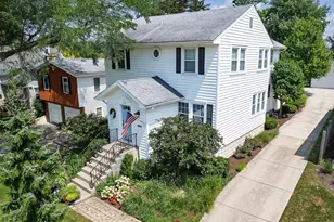 213 Walker Ave, Clarendon Hills, IL 60514 - Photo 1