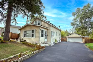 918 N Clarendon Dr, Round Lake Beach, IL 60073 - Photo 1