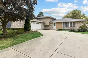 605 Edgebrook Dr, Shorewood, IL 60404 - Photo 1