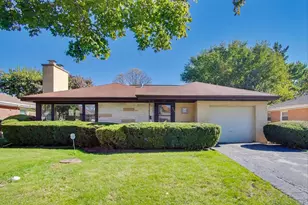 913 S Na Wa Ta Ave, Mount Prospect, IL 60056 - Photo 1