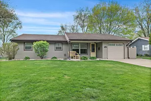 100 Waban Ct, Schaumburg, IL 60193 - Photo 1