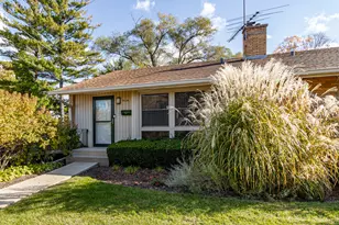 922 N Milwaukee Ave, Libertyville, IL 60048 - Photo 1