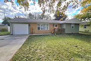140 W 2nd Ave, Clifton, IL 60927 - Photo 1