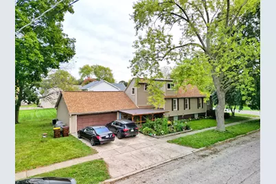 320 W Donovan Avenue, Woodstock, IL 60098 - Photo 1