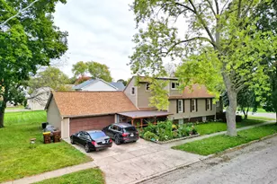 320 W Donovan Ave, Woodstock, IL 60098 - Photo 1