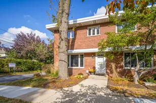 104 E Lincoln St, Mount Prospect, IL 60056 - Photo 1