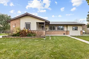 940 Victoria Ln, Elk Grove Village, IL 60007 - Photo 1