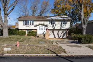 24 Sunset Dr, Cary, IL 60013 - Photo 1