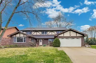 1040 S Linneman Rd, Mount Prospect, IL 60056 - Photo 1