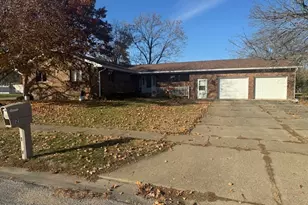 21 Colonial Dr, Clifton, IL 61727 - Photo 1