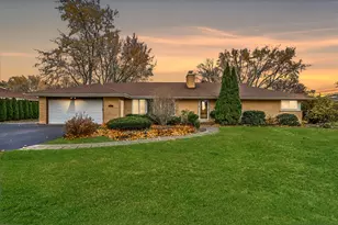 17 N Wildwood Dr, Prospect Heights, IL 60070 - Photo 1