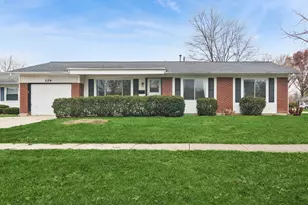 124 Braemar Dr, Elk Grove Village, IL 60007 - Photo 1