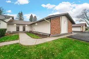 913 Wiltshire Dr, McHenry, IL 60050 - Photo 1