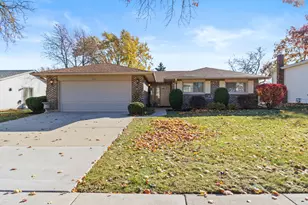 315 Cottonwood Ct, Schaumburg, IL 60193 - Photo 1