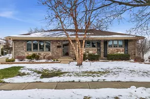 581 Victoria Ln, Wood Dale, IL 60191 - Photo 1