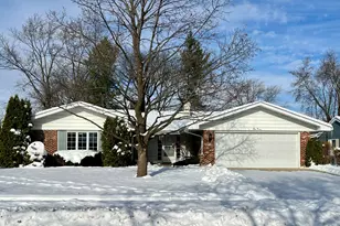 920 Eden Dr, Schaumburg, IL 60195 - Photo 1