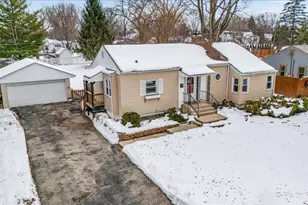 321 E Ardmore Ave, Roselle, IL 60172 - Photo 1