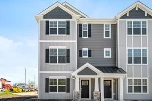 579 Yosemite Wy, Mundelein, IL 60060 - Photo 1