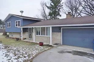 215 Hawthorne Cir, Joliet, IL 60433 - Photo 1
