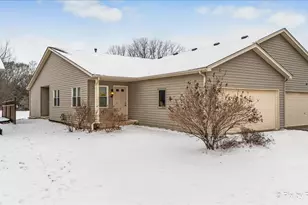 40 S Walnut Dr, North Aurora, IL 60542 - Photo 1