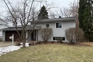 316 Maplewood Ln, Crystal Lake, IL 60014 - Photo 1