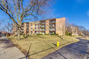 1103 S Hunt Club Dr, Mount Prospect, IL 60056 - Photo 1