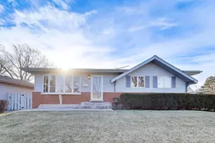 601 E Hackberry Ln, Mount Prospect, IL 60056 - Photo 1