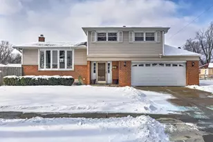1426 Danbury Ln, Des Plaines, IL 60018 - Photo 1