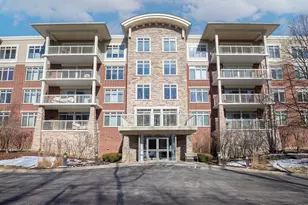 425 Benjamin Dr, Vernon Hills, IL 60061 - Photo 1