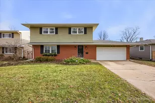 152 Walnut Dr, Saint Charles, IL 60174 - Photo 1