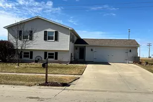 73 Kirkwood Dr, Clifton, IL 61727 - Photo 1