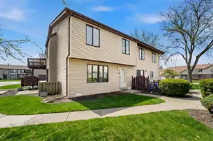 1729 Cedarbrook Ct, Sycamore, IL 60178 - Photo 1