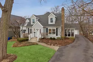 692 Chidester St, Glen Ellyn, IL 60137 - Photo 1