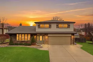 2126 E Waverly Ln, Arlington Heights, IL 60004 - Photo 1