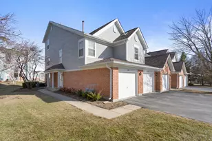 279 Regal Ct, Roselle, IL 60172 - Photo 1