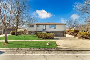 426 S Cedarcrest Dr, Schaumburg, IL 60193 - Photo 1
