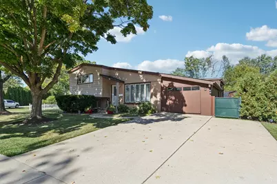 122 W Helen Road, Palatine, IL 60067 - Photo 1