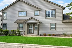 817 Blue Spruce Ct, Lindenhurst, IL 60046 - Photo 1