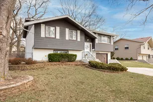 618 Boxwood Dr, Schaumburg, IL 60193 - Photo 1