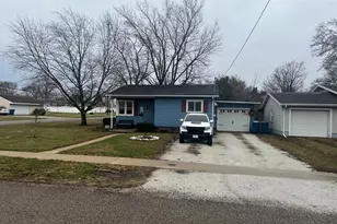 625 E Elm St, Hoopeston, IL 60942 - Photo 1