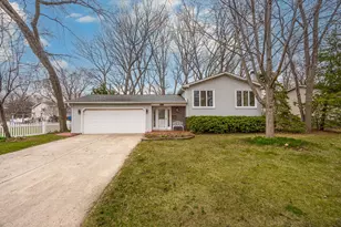 8000 Oakview Ln, Woodridge, IL 60517 - Photo 1
