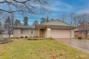 910 S Robert Dr, Mount Prospect, IL 60056 - Photo 1