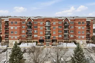 3401 N Carriageway Dr, Arlington Heights, IL 60004 - Photo 1