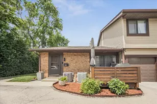 8334 Portsmouth Dr, Darien, IL 60561 - Photo 1