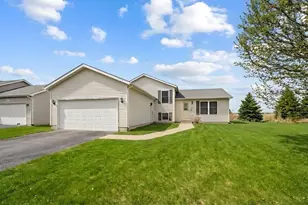 424 N Aspen Dr, Cortland, IL 60112 - Photo 1