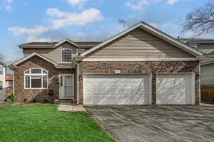 441 N Crooked Lake Ln, Lindenhurst, IL 60046 - Photo 1