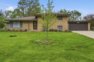 212 E Monterey Ave, Schaumburg, IL 60193 - Photo 1